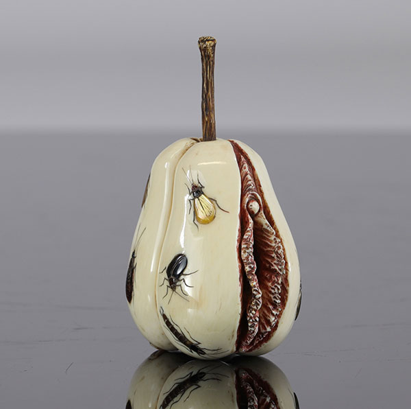 Japon, Shibayama Okimono érotique en forme de fruit, incrustation d'insectes en pierre et nacre, 19ème/20ème