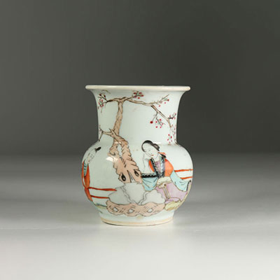Small porcelain spittoon, early 20th century China.