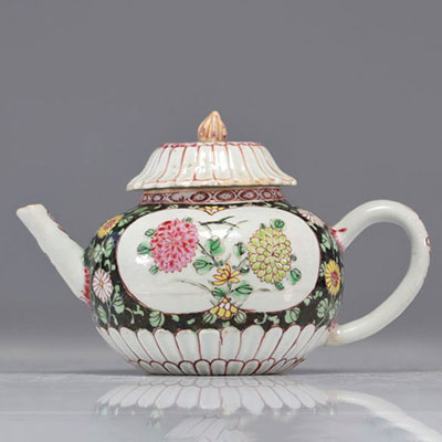 Théière en porcelaine de chine de la famille rose à décor de fleurs
