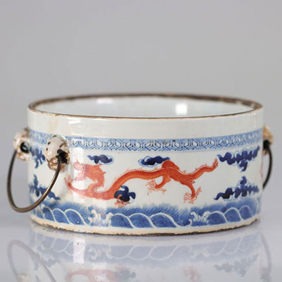 Chine porcelaine décor aux dragons marque sous la pièce