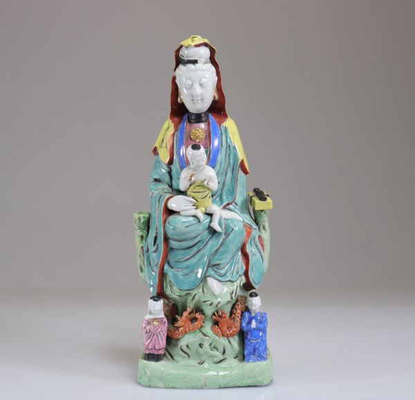 Chine - Guanyin en porcelaine de la famille rose, d'époque Qing