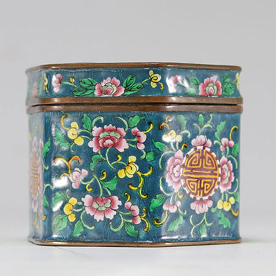 Boîte en émail de chine à décor floral