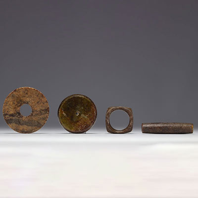 Chine - Ensemble d'objets en Jade ancien.