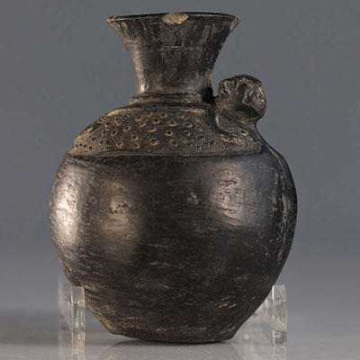 Pre-Columbian Chimu Inca terracotta vase Peru 1000 to 1400 AD