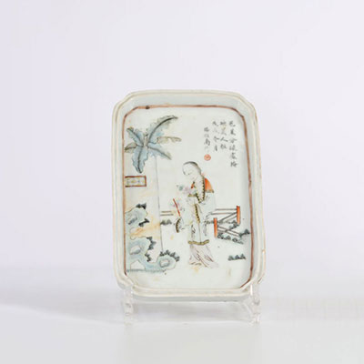 Chine plat signé Pan Zhinan rectangulaire en porcelaine chine décor de personnage marque d'artiste
