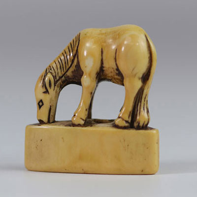 JAPAN - End of the EDO period (1603 - 1868) Netsuke horse Provenance: Collection of Henry-Louis Vuitton