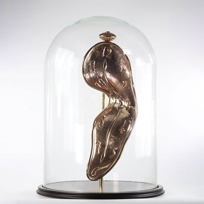 Salvador Dali - « Time in the fourth dimension » - circa 1970. Bronze doré et cloche en verre. Signé « Dali » sur le devant et numérotation gravées « 2/10 ». Fondeur Gustin, Paris. Certificat join