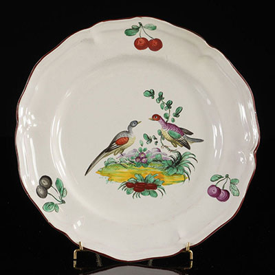 Saint Clément France Plate with fine decoration with birds. Cherry outline. 18th -