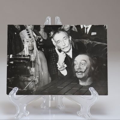 Robert Cohen and Salvador Dalí. Silver print from 1970.