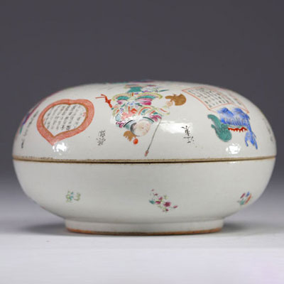 Chine - boîte couverte en porcelaine Wu Shuang pu à décor de personnages et calligraphies