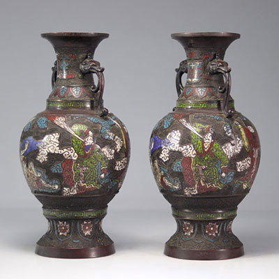 Paire de vases encloisonnés provenant d'Asie du XIXe siècle