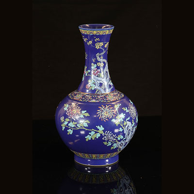 Chine - Vase en porcelaine bleu poudré décor de fleurs d’oiseaux imitant les émaux de Pekin, marque époque Guangxu