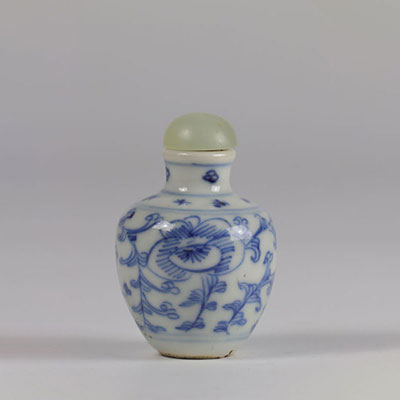 Chine tabatière blanc bleu en porcelaine bouchon en jade époque Qing