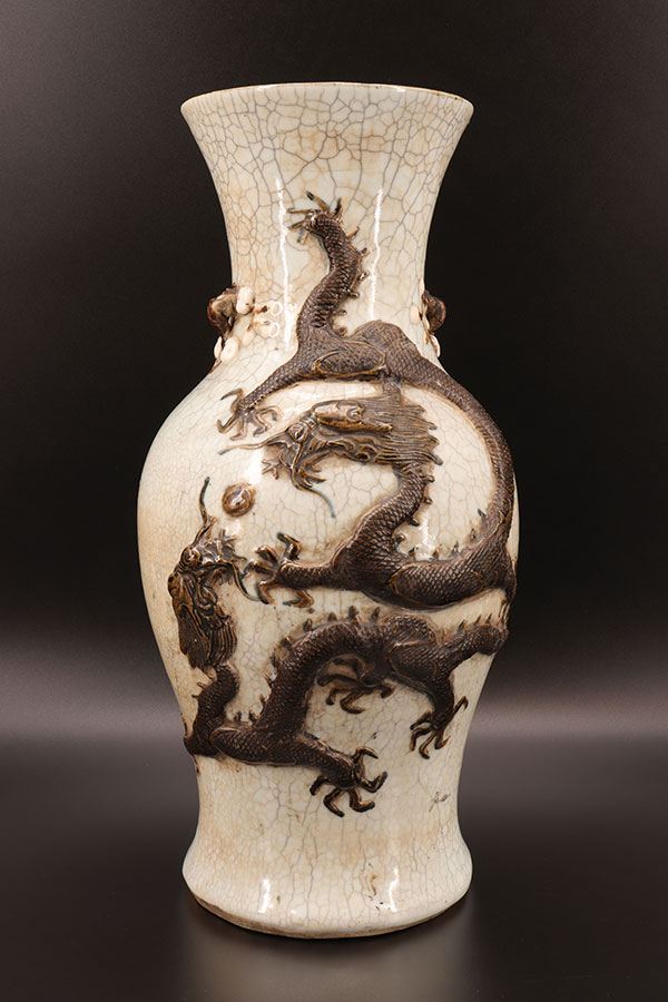 中国- 南京五爪龙纹砂石裂纹花瓶- Goldfield Auctions