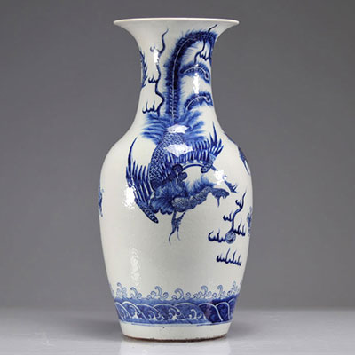 Vase blanc bleu à décor de dragon et phénix XIXème