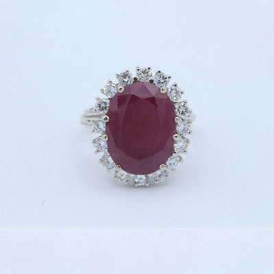 Contemporary ring in 18K white gold, set with a ruby ​​and 0.80 carat diamonds