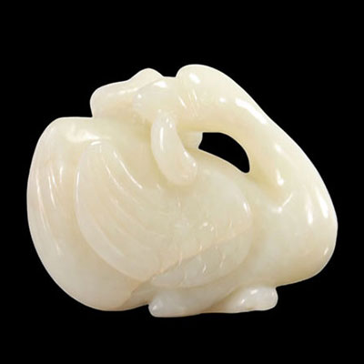 White jade carved in the shape of a bird from the Qing period (清朝)