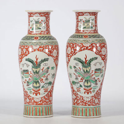 (2) Paire de vases en porcelaine de chine à décor de mobiliers sur fond blanc et rouge sur les côtés