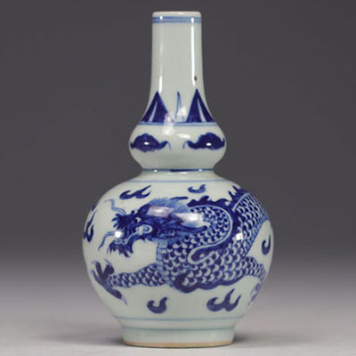 Chine - vase en porcelaine blanche et bleue à décor de 