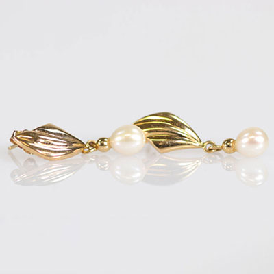 Pair of earrings, 18 K gold and pearl