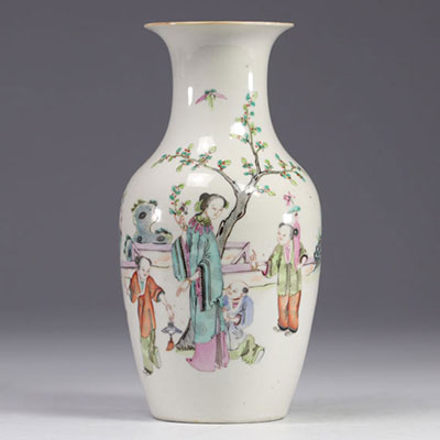 Vase en porcelaine de chine de la Famille Rose à décor de personnages et d'un arbre sur fond blanc