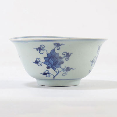 Chine bol en porcelaine blanc bleu marque sous la pièce