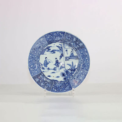 Assiette blanc bleu en porcelaine aux bords fleuris.Chine XIII ème.