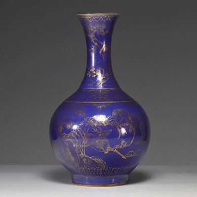 Rare vase en porcelaine de chine poudré bleu et doré à décor de daims marque sous la pièce