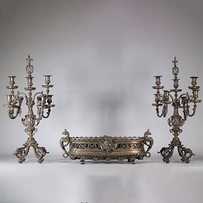 Imposante garniture en bronze milieu de table et candélabres ornés de mascarons (têtes du diable) du XIXe siècle