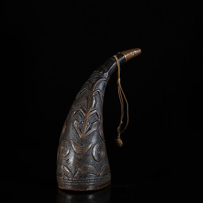 Afrique Kuba corne sculptée à décor animalier très belle patine d'usage début du 20ème 