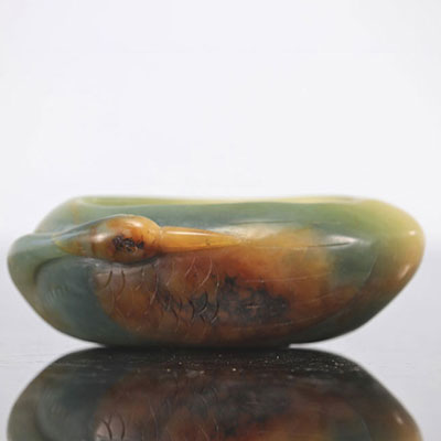 Rince-pinceaux en jade en forme de grue cendrée couchée d'époque Qing (清朝)
