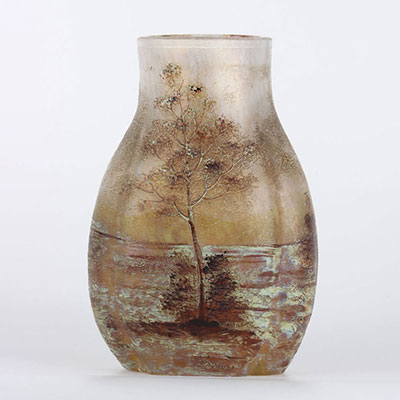 Daum Nancy (attr) vase dégagé à l'acide à décor lacustre signature probablement d'un ouvrier de Daum (petit éclat )