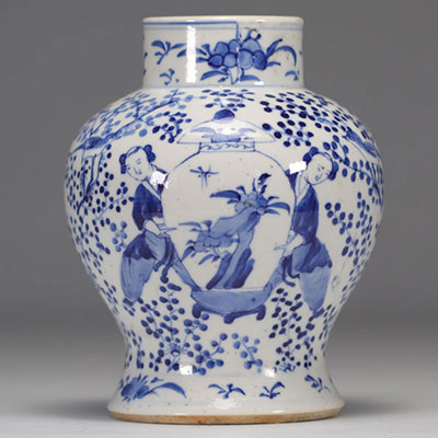 Potiche en porcelaine en blanc et bleu à décor de personnages