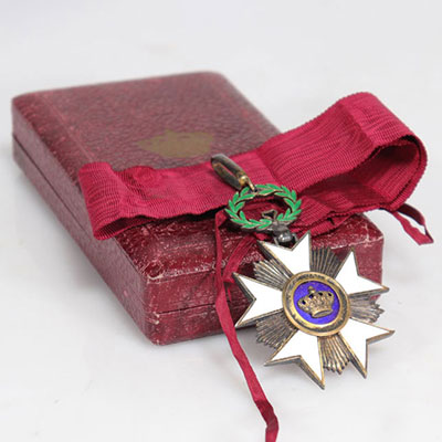 Médaille d'Officier de l'Ordre de la Couronne