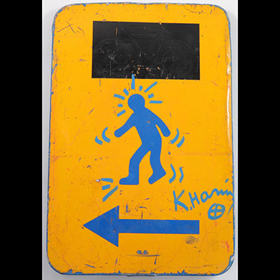 Keith Haring - Panneau de signalisation Panneau de signalisation mis en valeur par Peinture acrylique à la main