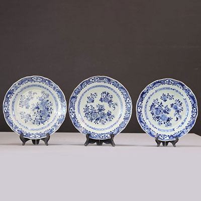 Chine lot de 3 assiettes en porcelaine blanc bleu (accidents)