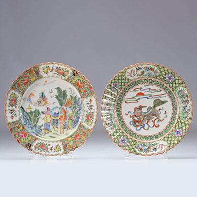 Assiettes (2) en porcelaine de canton décor de personnages et lion à bords festonnés