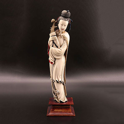 Chine -  jeune femme en ivoire sculpté et polychrome 1900