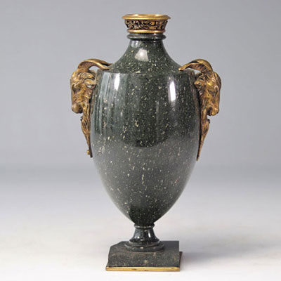 Vase en porphyre monture en bronze tête de bouc