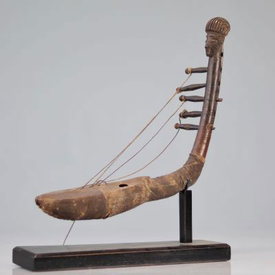 Zande harp surmounted by an ex-collar head: Laeremans Brussels
