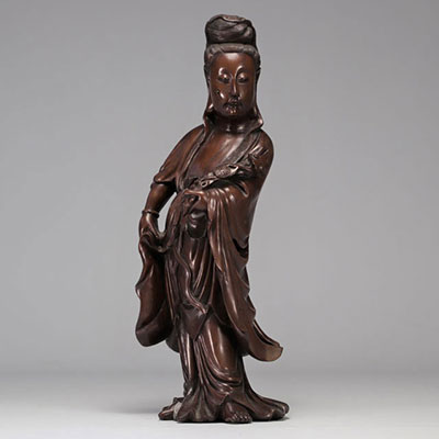 Guanyin portant un sceptre Ruyi en bois sculpté d'époque Qing (清朝)