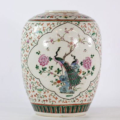 Chine vase en porcelaine craquelée décor de mobilier 19ème
