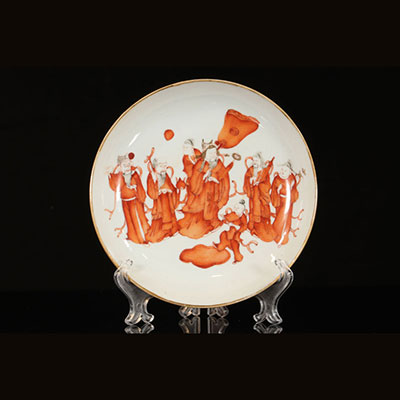 Chine - plat à décor de personnages en rouge fer, marque en rouge à la base, époque Tongzhi