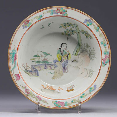 Chine - bassin en porcelaine famille rose à décor de femmes, XIXe siècle.