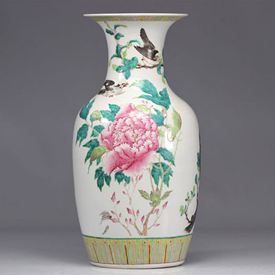 Vase en porcelaine de la famille rose à décor de fleurs et oiseaux du XIXe siècle
