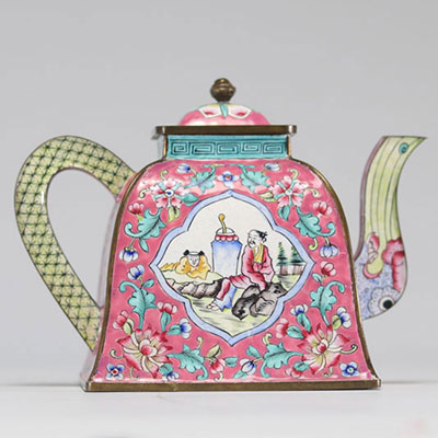 Famille rose enamel teapot decorated with characters