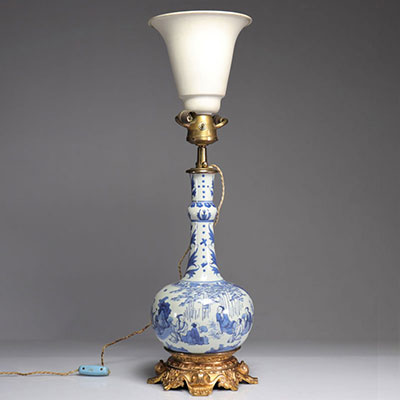 Lampe en porcelaine blanc bleu, époque transition